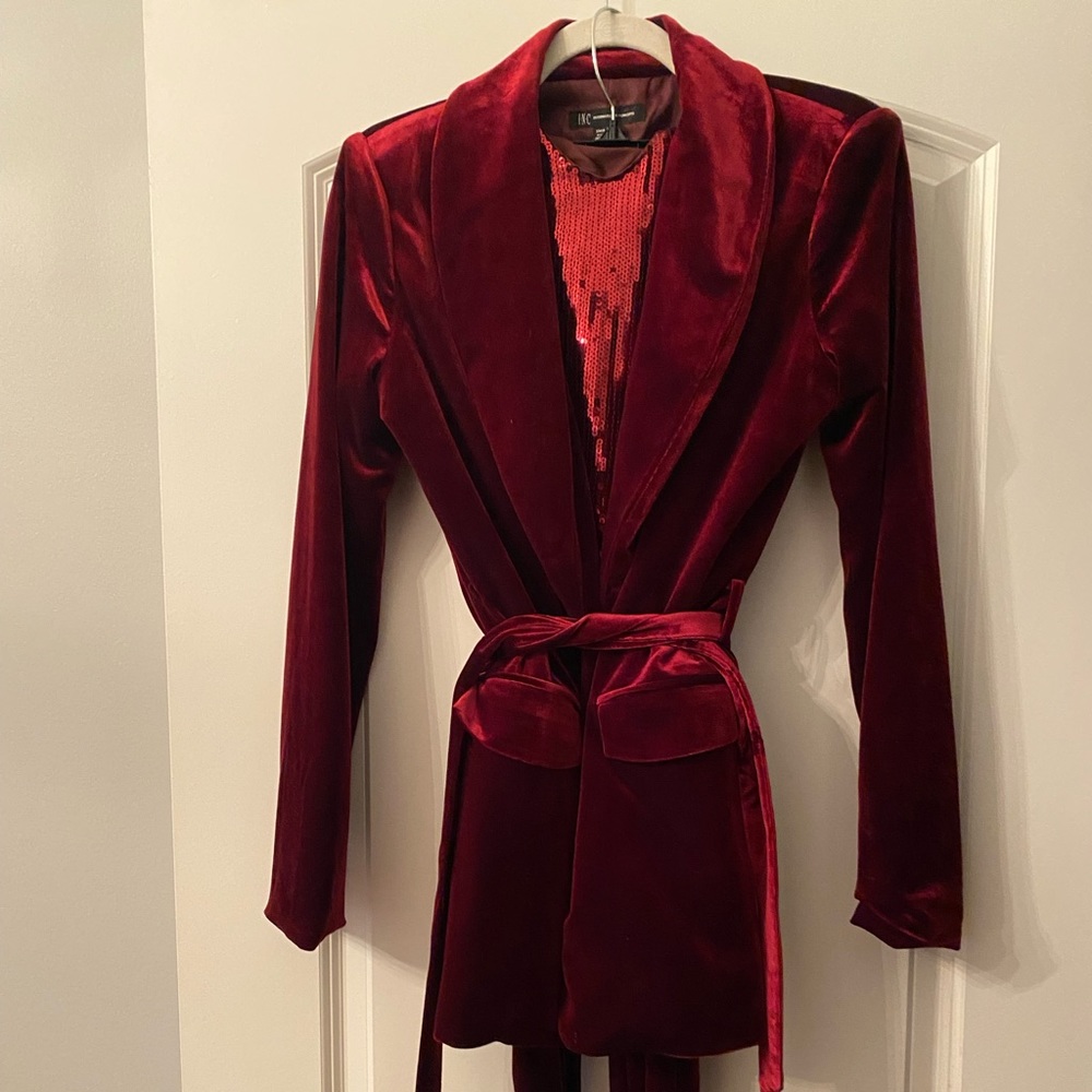 3 pieces. Beautiful suit for the holidays.